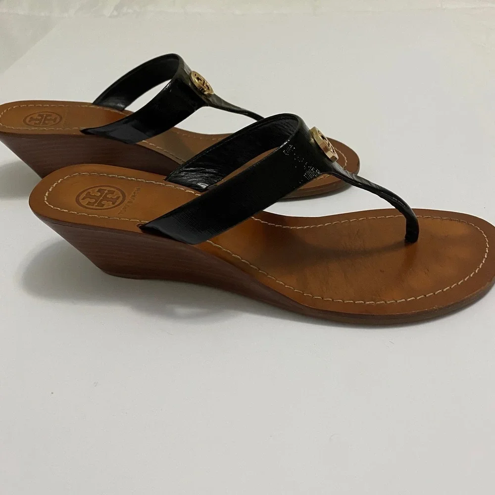 Tory Burch Wedge Sandals Womens 9.5 Black Tan Leather Gold Logo Thong Resortwear